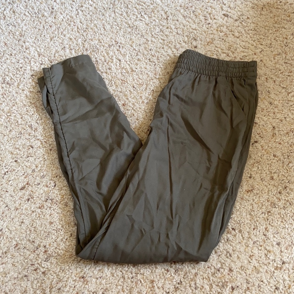 H&M Divided Green Fabric Pants with pockets